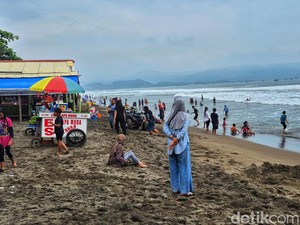 Hari Pertama Iduladha, Pantai Istiqomah Sukabumi Dipadati Wisatawan