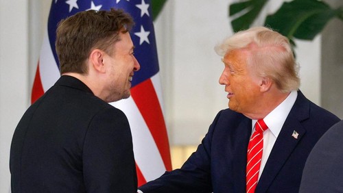 U.S. President Donald Trump speaks with Tesla CEO Elon Musk ahead of a state dinner hosted by Qatars Emir Tamim bin Hamad Al Thani, at Lusail Palace in Lusail, Qatar, May 14, 2025. REUTERS/Brian Snyder