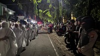 Pawai takbir keliling di Kuansing, Riau mendapatkan pengawalan polisi. Warga berpakain serba putih turun ke jalan untuk mengamankan pawai.