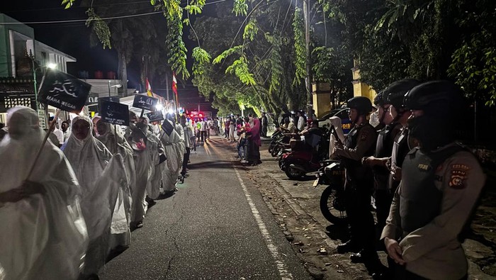 Pawai takbir keliling di Kuansing, Riau mendapatkan pengawalan polisi