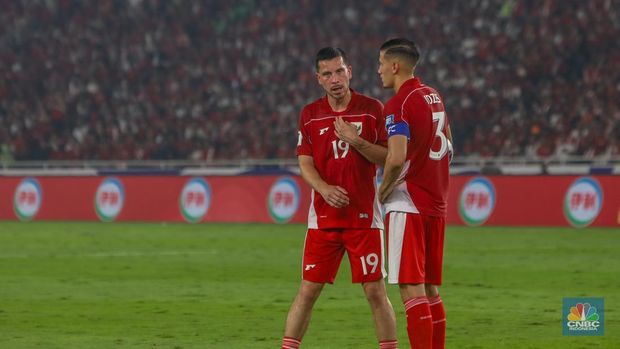Pemain Timnas Indonesia, Thom Haye dan Jay Idzes saat mengalahkan China dengan skor 1-0 Kualifikasi Piala Dunia 2026 Grup C Zona Asia di Stadion Utama Gelora Bung Karno (SUGBK), Senayan, Jakarta, Kamis (5/6/2025). (CNBC Indonesia/Faisal Rahman)