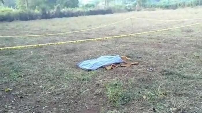 Mayat Hotimah saat ditemukan di lahan kosong dekat rumahnya Desa Karang Duwak, Kecamatan Arosbaya, Bangkalan setelah dibunuh oleh Soni Safaat