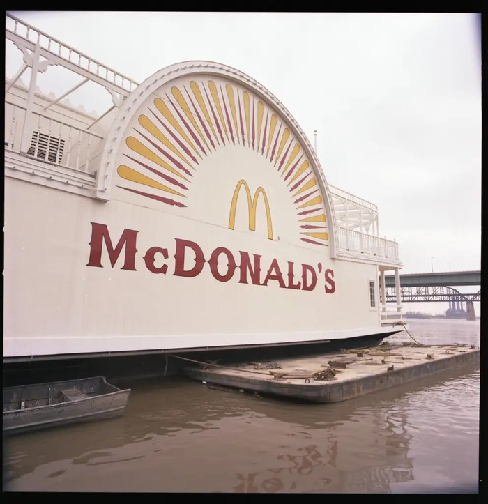 Penampakan McDonald’s Terapung Pertama di Dunia yang Disebut Norak
