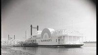 Restoran cepat saji yang dijuluki “McBoat” ini pertama kali beroperasi pada 11 Maret 1980 di St. Louis, Missouri, Amerika. Tepat di samping landmark ikonik Gateway Arch. Foto: Site News