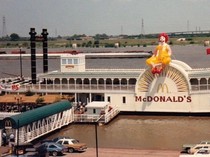 Penampakan McDonalds Terapung Pertama di Dunia yang Disebut Norak