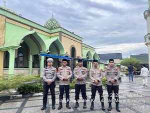 Potret Polisi Jaga Masjid Amankan Idul Adha di Kepulauan Meranti Riau