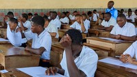 Untuk menyelenggarakannya di seluruh wilayah timur Republik Demokratik Kongo, pejabat pendidikan harus secara pribadi mengawal dokumen dan materi lainnya dari ibu kota Kinshasa ke kota-kota yang dikuasai M23. Foto: REUTERS/Victoire Mukenge