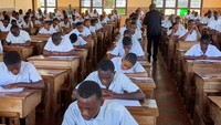 Ujian negara, yang diselenggarakan di seluruh negara Afrika tengah yang luas bagi siswa yang ingin melanjutkan ke universitas, dimulai pada hari Senin (2/6) dan akan berlanjut hingga pertengahan Juni. Foto: REUTERS/Victoire Mukenge