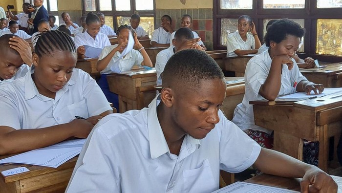 Perjuangan Pelajar Kongo Timur, Ujian Nasional di Tengah Konflik Students sit for a State examination following a logistical feat requiring rare cooperation between the government and M23 rebels at the Alfajiri college within Ibanda Commune, in Bukavu, South Kivu Province in the Democratic Republic of Congo, June 2, 2025. REUTERS/Victoire Mukenge