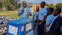 Jean-Marie Mwayesi, seorang pejabat pendidikan berbicara kepada para siswa sebelum mengikuti ujian negara. Puluhan ribu siswa sekolah menengah mengikuti ujian negara di Kongo timur yang dikuasai pemberontak minggu ini, sebuah prestasi logistik yang rumit yang membutuhkan kerja sama yang langka antara pemerintah dan pemberontak M23. Foto: REUTERS/Victoire Mukenge