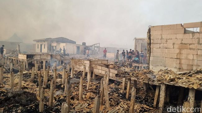 Permukiman padat di Penjaringan, Jakarta Utara kebakaran. (Taufiq/detikcom)