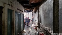 Per pukul 16.26 WIB, api belum sepenuhnya padam. Petugas Damkar masih berjibaku memadamkan api. (Taufiq/detikcom)