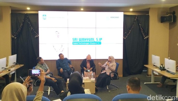 Kepala Dinas Kominfotik NTB Yusron Hadi, Ketua LPA Mataram Joko Jumadi dan Kepala Bidang Perlindungan Khusus Anak DP3AP2KB Sri Wahyuni, Kamis (5/6/2025). (Ahmad Viqi/detikBali).