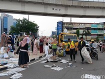 Panen Sisa Sampah Usai Salat Idul Adha di Masjid Agung-Jembatan Ampera