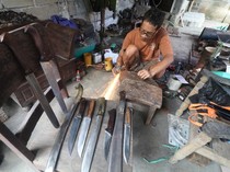 Pisau Tajam dari Limbah Logam, Karya Kreatif Perajin Kediri