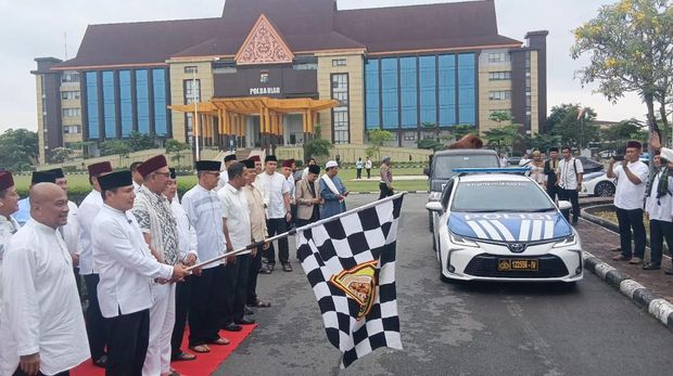 Polda Riau dan polres jajaran mendistribusikan 191 ekor hewan kurban kepada masyarakat pada Idul Adha 2025.