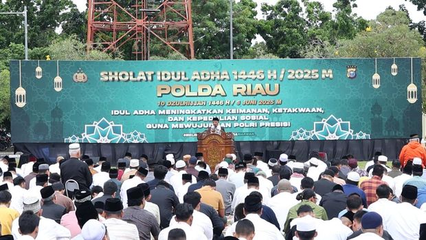 Polda Riau menggelar salat Idul Adha 1446 H, pada Jumat (6/6/2025). Kapolda Riau Irjen Herry Heryawan turut hadir dalam pelaksanaan salat Id tersebut.
