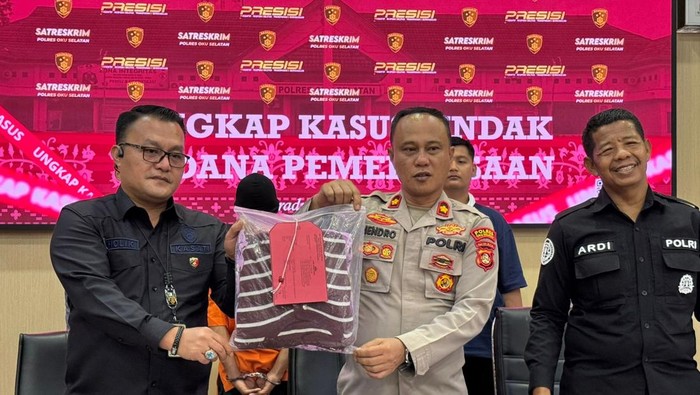 Polisi menunjukkan barang bukti pemerkosaan oleh pemuda di OKU Selatan.