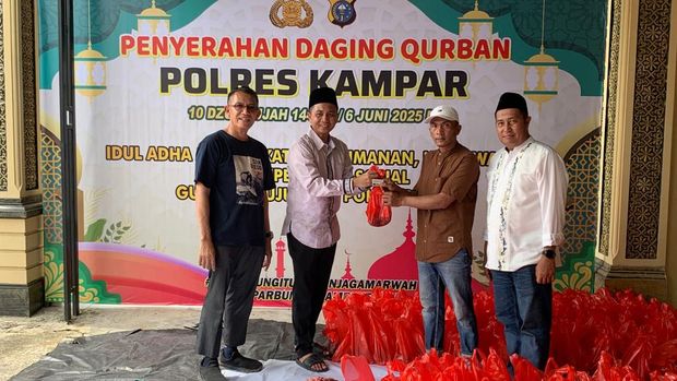 Polres Kampar, Riau, membagikan 500-an paket daging kurban kepada masyarakat dan personel.
