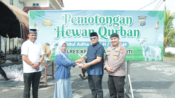 Polres Kepulauan Meranti, Riau turut membagikan daging kurban di momen Idul Adha.
