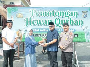Berbagi Keberkahan Idul Adha, Polres Meranti Bagikan Daging Kurban ke Dhuafa