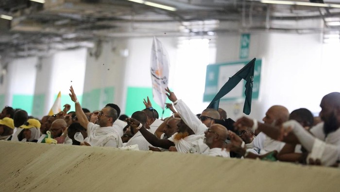 Potret Jemaah Haji Melempar Jumrah di Mina, Simbol Perangi Setan Muslim pilgrims cast their stones at a pillar symbolising Satan, during the annual hajj pilgrimage in Mina, Saudi Arabia, June 6, 2025. REUTERS/Khaled Abdullah