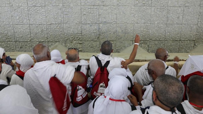Muslim pilgrims cast their stones at a pillar symbolising Satan, during the annual hajj pilgrimage in Mina, Saudi Arabia, June 6, 2025. REUTERS/Khaled Abdullah
