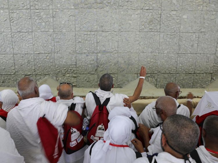 Potret Jemaah Haji Melempar Jumrah di Mina, Simbol Perangi Setan