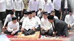 Potret Khusyuknya Prabowo Salat Idul Adha Diapit Mensesneg dan Seskab