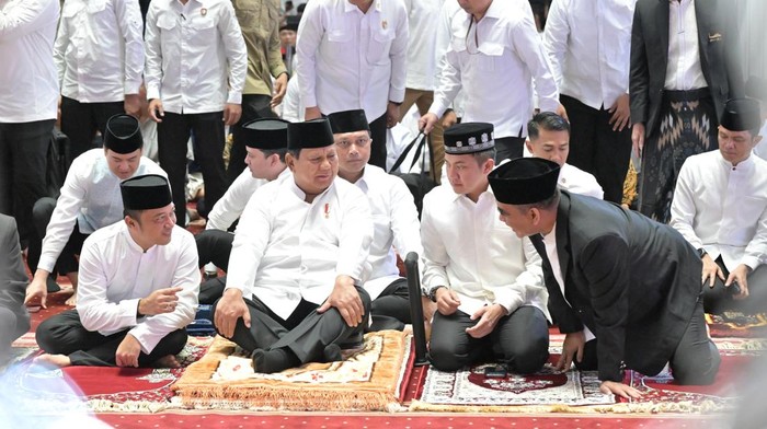 Prabowo Subianto melaksanakan salat Idul Adha di Masjid Istiqlal, Jakarta, Jumat (6/6/2025). Prabowo salat id bersama anggota kabinet dan ribuan jemaah.