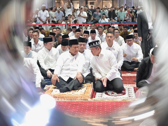 Prabowo Subianto melaksanakan salat Idul Adha di Masjid Istiqlal, Jakarta, Jumat (6/6/2025). Prabowo salat id bersama anggota kabinet dan ribuan jemaah.