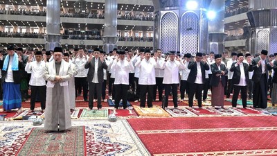 Potret Khusyuknya Prabowo Salat Idul Adha Diapit Mensesneg dan Seskab