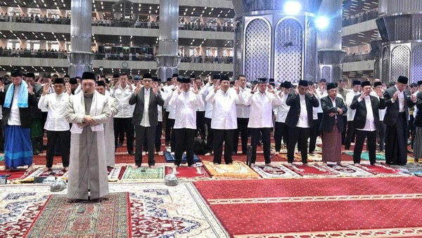 Potret Khusyuknya Prabowo Salat Idul Adha Diapit Mensesneg dan Seskab