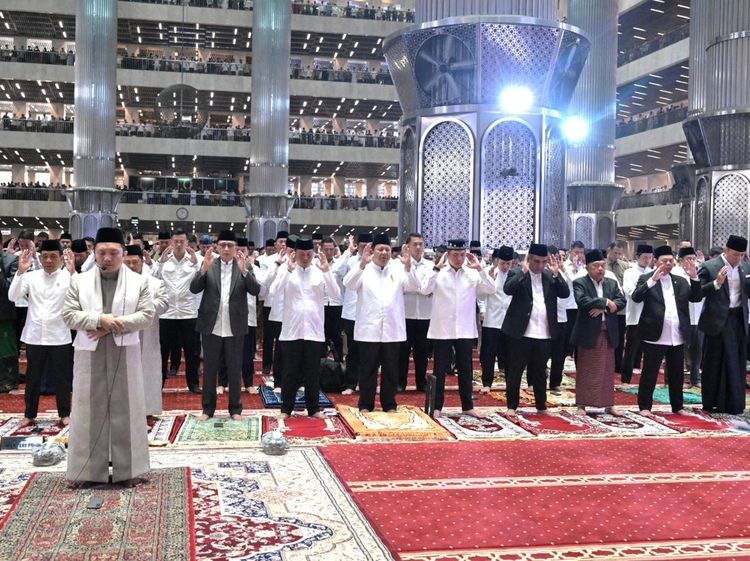 Potret Khusyuknya Prabowo Salat Idul Adha Diapit Mensesneg dan Seskab
