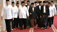 Prabowo tiba di Masjid Istiqlal mengenakan baju berwarna putih didampingi oleh Mensesneg Prasetyo Hadi dan Seskab Letkol Teddy Indrawijaya. (Kris-Biro Pers Sekretariat Presiden)