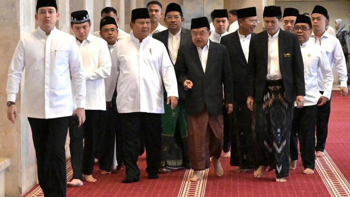 Potret Khusyuknya Prabowo Salat Idul Adha Diapit Mensesneg dan Seskab Prabowo Subianto melaksanakan salat Idul Adha di Masjid Istiqlal, Jakarta, Jumat (6/6/2025). Prabowo salat id bersama anggota kabinet dan ribuan jemaah.