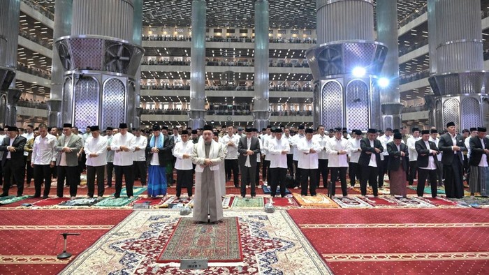 Prabowo Subianto melaksanakan salat Idul Adha di Masjid Istiqlal, Jakarta, Jumat (6/6/2025). Prabowo salat id bersama anggota kabinet dan ribuan jemaah.