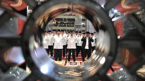 Prabowo Subianto melaksanakan salat Idul Adha di Masjid Istiqlal, Jakarta, Jumat (6/6/2025). Prabowo salat id bersama anggota kabinet dan ribuan jemaah.