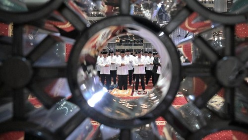 Prabowo Subianto melaksanakan salat Idul Adha di Masjid Istiqlal, Jakarta, Jumat (6/6/2025). Prabowo salat id bersama anggota kabinet dan ribuan jemaah.