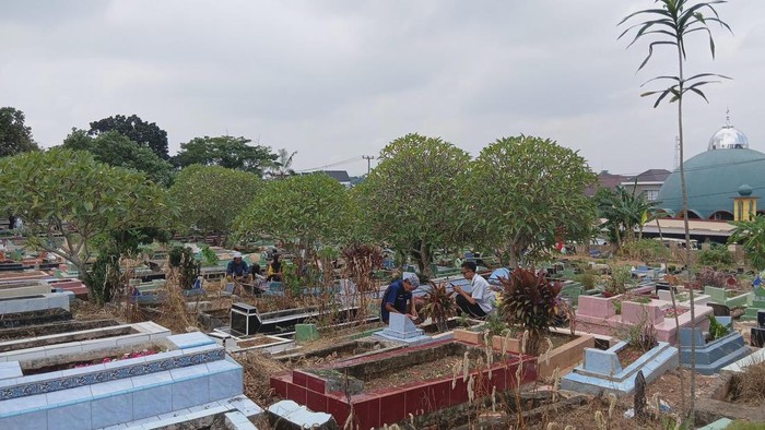 Potret TPU di Palembang yang mulai ramai peziarah pada momen Idul Adha.
