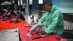 Potret Warga Bekasi Gotong Royong Sembelih Hewan Kurban