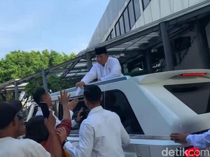 Prabowo Bagi-bagi Amplop ke Warga Usai Salat Idul Adha, Ini Momennya
