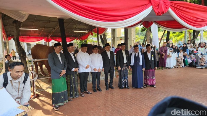Pratikno Serahkan Sapi Kurban Prabowo-Gibran ke Istiqlal Pratikno Serahkan Sapi Kurban Prabowo-Gibran ke Istiqlal