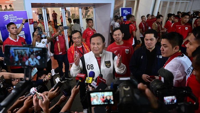 Presiden Prabowo Subianto menonton langsung pertandingan Timnas Indonesia melawan China di Stadion GB. (dok.Biro Pers Sekretariat Presiden)