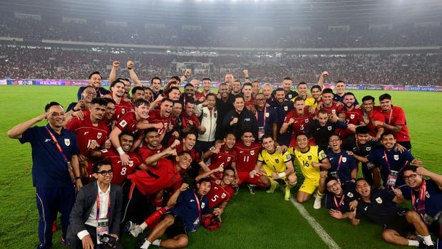Presiden RI Prabowo Subianto turun langsung ke lapangan menyalami pada pemain Timnas usai laga melawan China. (dok.Biro Pers Sekretariat Presiden)