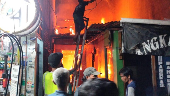 Ribut dengan Istri, Pria Mabuk di Jaksel Nekat Bakar Rumah Sendiri