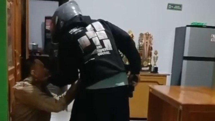 Pria yang mengenakan helm mengancam ASN Dinsos Kabupaten Gorontalo pakai pistol.