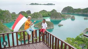 Syamsir Alam menikmat keindahan Raja Ampat. Laut biru dan langit cerah jadi background paling apik. Foto: dok. Instagram Syamsir Alam