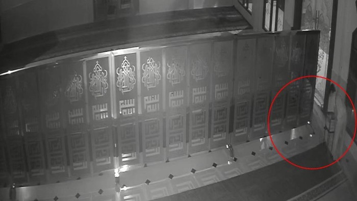 Rekaman CCTV saat pria di Polman bobol celengan masjid.