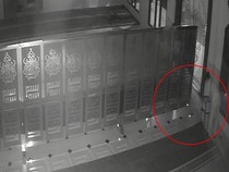 Seorang Pria Curi Kotal Amal di Masjid Terekam CCTV